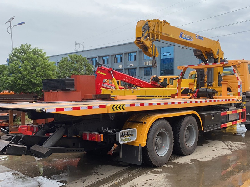 中國(guó)重汽帶吊清障車(chē)