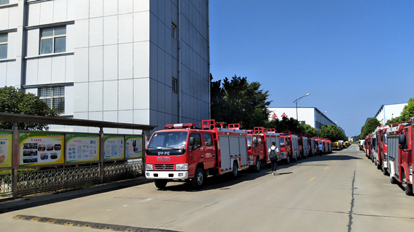 20臺(tái)國五東風(fēng)小多利卡2.5噸水罐消防車順利交車 20臺(tái)國五東風(fēng)小多利卡2.5噸水罐消防車順利交車