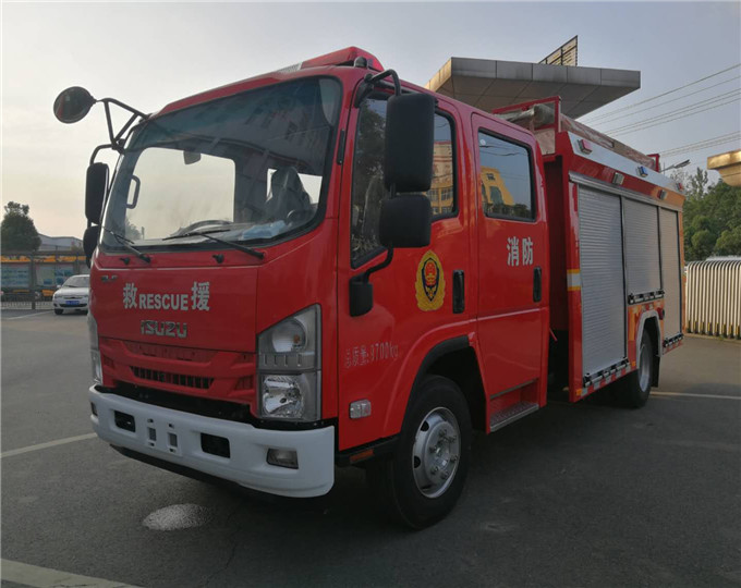 國六3.5噸五十鈴泡沫消防車